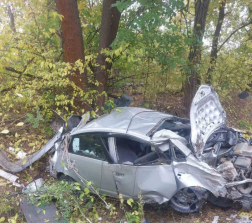 A tűzoltók áramtalanították a gépkocsit