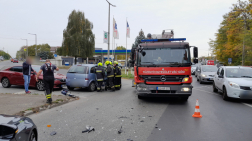 Teherautó és két személygépkocsi ütközött össze