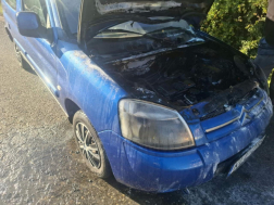 Gépkocsi motortere égett Ráckevén
