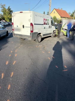 Kisteherautó és egy személygépkocsi ütközött össze