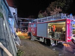 A tűzoltók több vízsugár segítségével oltották el a lángokat