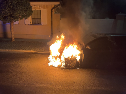 Az autó motorterében keletkezett a tűz