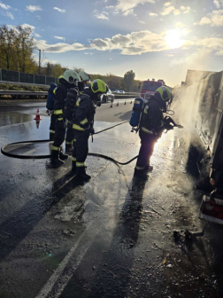 Teherautó pótkocsija égett az M3-as autópályán