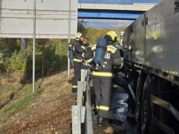 Teherautó pótkocsija égett az M3-as autópályán