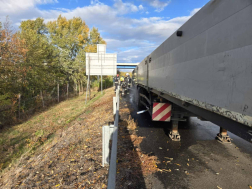 Teherautó pótkocsija égett az M3-as autópályán