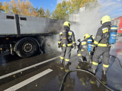 Teherautó pótkocsija égett az M3-as autópályán