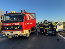 Az összetört gépkocsik forgalmi akadályt okoztak