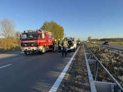 A tűzoltók áramtalanították a gépkocsikat