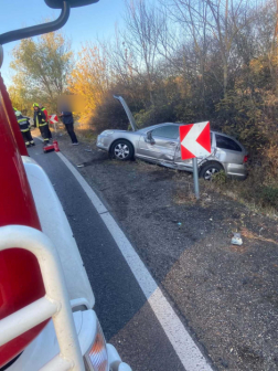 Az összetört gépkocsik forgalmi akadályt okoztak