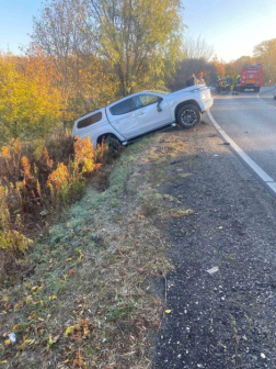 A tűzoltók áramtalanították a gépkocsikat
