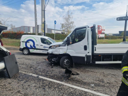 Kisteherautó és egy személygépkocsi ütközött össze 