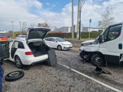A tűzoltók áramtalanították a gépkocsikat