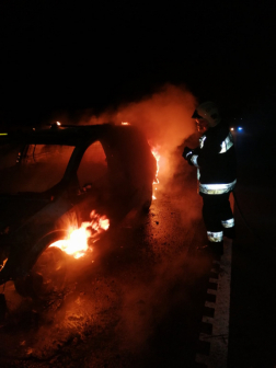A tűzoltók kiérkezésekor teljes egészében égett az autó