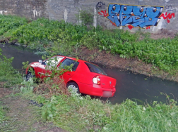 Patakmederbe hajtott egy gépkocsi Biatorbágy közelében