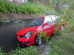 Patakmederbe hajtott egy gépkocsi Biatorbágy közelében