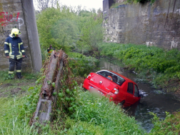 Patakmederbe hajtott egy gépkocsi Biatorbágy közelében