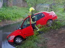 Patakmederbe hajtott egy gépkocsi Biatorbágy közelében