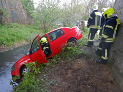 Patakmederbe hajtott egy gépkocsi Biatorbágy közelében
