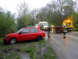 Patakmederbe hajtott egy gépkocsi Biatorbágy közelében
