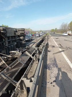 Felborult egy teherautó az M3-as autópályán