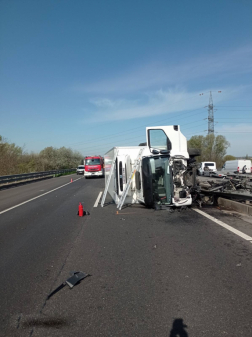 Felborult egy teherautó az M3-as autópályán