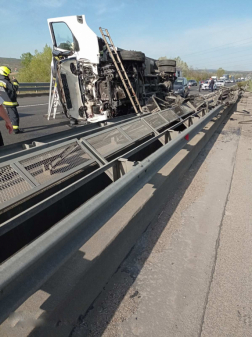 Felborult egy teherautó az M3-as autópályán