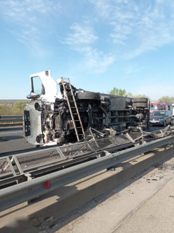 Felborult egy teherautó az M3-as autópályán