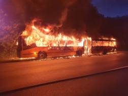 Lángol a csuklós autóbusz az autópályán