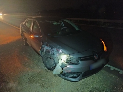 A balesetben résztvevő egyik autó jobb eleje tört össze