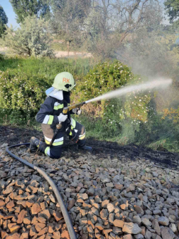A ráckevei tűzoltók oltják a lángokat