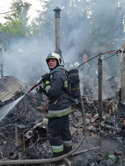 A tűzoltók több vízsugár segítségével oltották el a lángokat