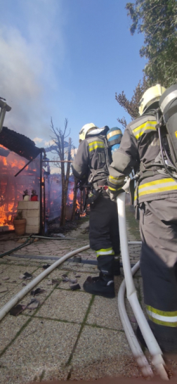 A tűzoltók több vízsugár segítségével oltották el a lángokat