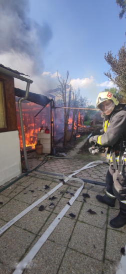 Tűzoltók várják a vizet a tömlőbe