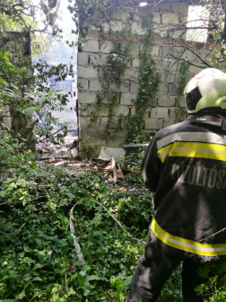 A tűzoltók oltják a lángokat