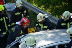 Feszítővágó segítségével szabadították ki a beszorult embereket a tűzoltók