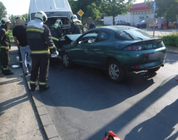 Frontálisan ütközött össze a kisteherautó és a személygépkocsi