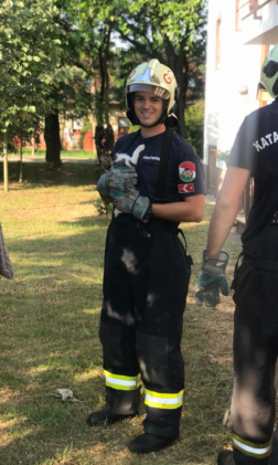 Tűzoltó kezében fogja a megmentett kismacskát