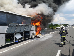 A tűzoltók kiérkezésekor lángolt a busz hátulja