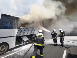 Sűrű füst borította el az autóbuszt