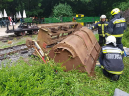 A kocsiról levált a felépítménye, ami alá rekedt az ember
