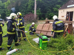 A tűzoltók speciális eszközzel megemelték a leszakadt felépítményt