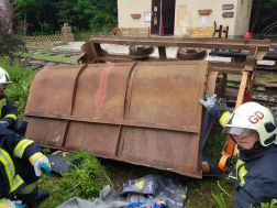 A felemelést követően tudták az alatta lévő embert kimenteni