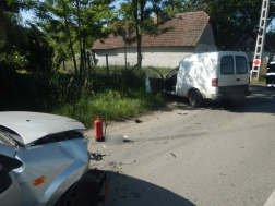 Egy furgon és egy személygépkocsi ütközött össze