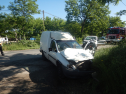 A furgon bal eleje tört össze