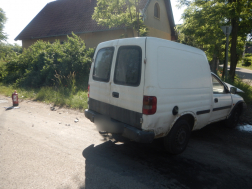 Az úton keresztbe állt furgon forgalmi akadályt okozott