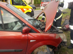 Az árokba hajtott autónak összetört az eleje