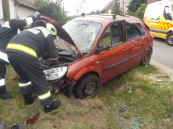A ceglédi tűzoltók áramtalanították a gépjárművet