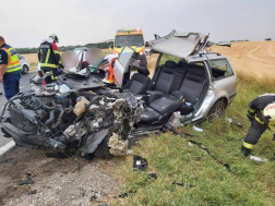 Feszítővágó segítségével szabadították ki a beszorult embert a tűzoltók