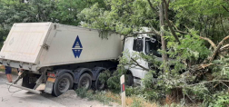 A keresztbe fordult teherautó forgalmi akadályt okozott