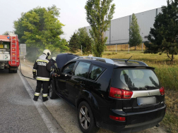 A gépkocsi motorterében keletkezett a tűz